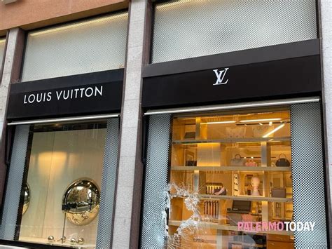 incisioni louis vuitton negozio|Parigi, furto nel negozio di Louis Vuitton: come a Roma i .